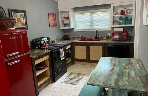 South Pensacola House | Downtown-Garden District-Boho Steampunk Farmhouse. Comforts of home . New HVAC.
