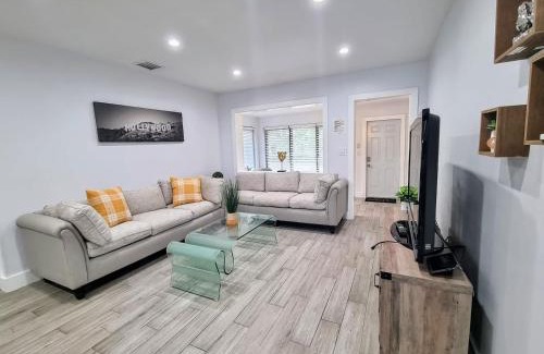 Little Ranches House | Downtown Hollywood - 3 miles to Beach - Sleeps 8