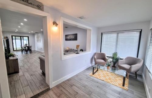Little Ranches House | Downtown Hollywood - 3 miles to Beach - Sleeps 8