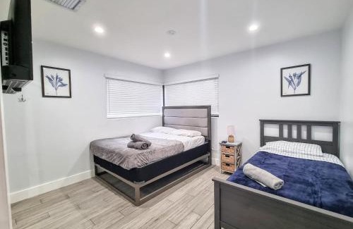 Little Ranches House | Downtown Hollywood - 3 miles to Beach - Sleeps 8