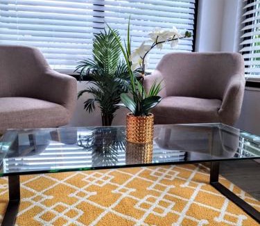 Little Ranches House | Downtown Hollywood - 3 miles to Beach - Sleeps 8