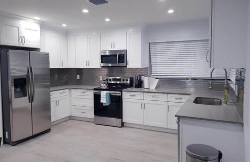 Little Ranches House | Downtown Hollywood - 3 Miles to Beach! Sleeps 8 - Large Backyard with Grill