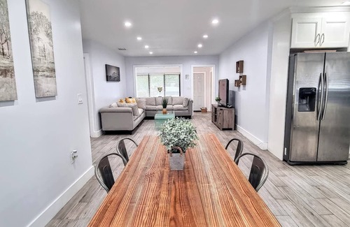 Little Ranches House | Downtown Hollywood - 3 Miles to Beach! Sleeps 8 - Large Backyard with Grill