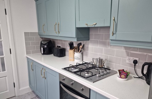 Londonderry House | Downtown | Home Office | 65" Smart TV | 516Mbps