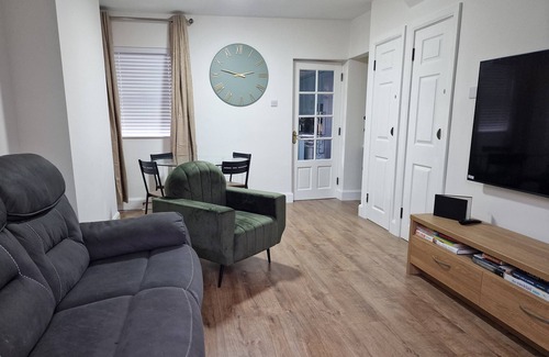 Londonderry House | Downtown | Home Office | 65" Smart TV | 516Mbps