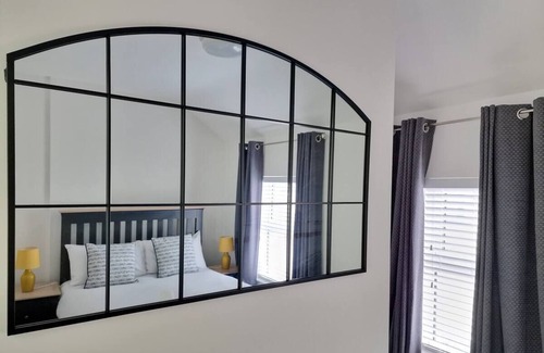 Londonderry House | Downtown | Home Office | 65" Smart TV | 516Mbps
