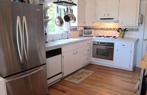 Hood River House | Downtown Hood River View Bungalow with HOT TUB, WIFI, A/C