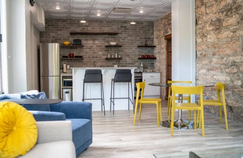 Eureka Springs Historic District House | Downtown+HotTub+Wifi+FreeParking Entire Building @151 Spring