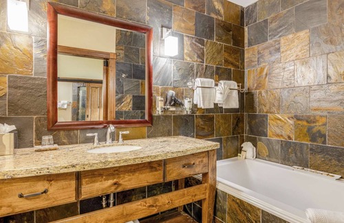 Jackson Hole Hotel | Downtown Jackson - 1 Bedroom Hospitality Suite