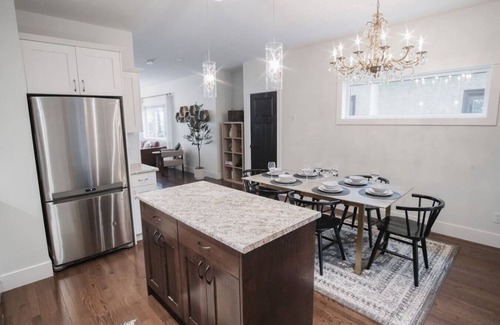 West Edmonton House | DOWNTOWN~KINGBED~4BR~Fireplace~