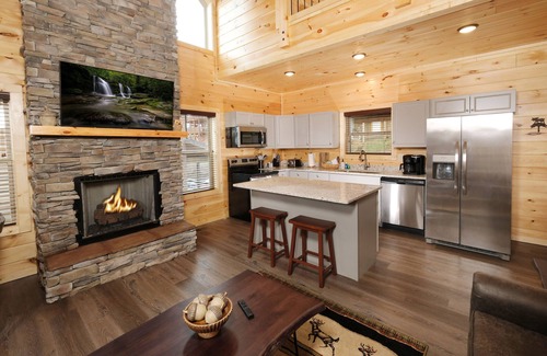 Pigeon Forge Cabin | Downtown Lights View-Convenient to Main Parkway-Mountain Views