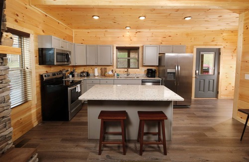 Pigeon Forge Cabin | Downtown Lights View-Convenient to Main Parkway-Mountain Views