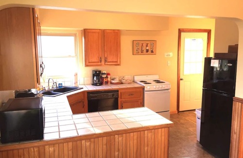 Hermann House | Downtown Location, Door to Door Private Shuttle, Great View, & Free Breakfasts