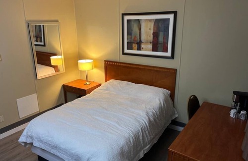 Vernon Hotel | Downtown location near to restaurants pubs & bars. also near to marts .