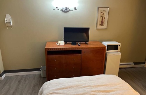 Vernon Hotel | Downtown location near to restaurants pubs & bars. also near to marts .