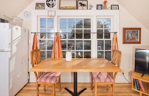 Arcata Apartment | ☮️Downtown Loft-Sauna,Bikes,Hot Tub & Great Fun awaits you-Dog ok