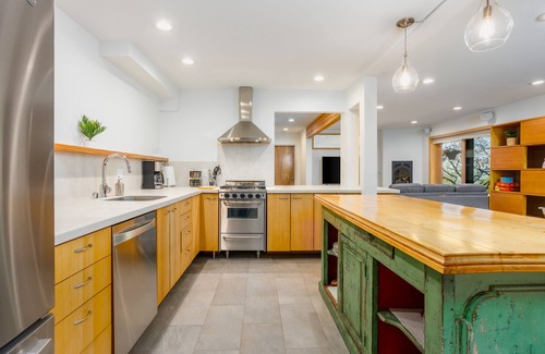 Downtown Anchorage House | Downtown luxury retreat with ocean views, gas fireplace, hot tub & washer/dryer