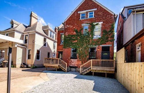 East Walnut HIlls House | Downtown Mansion: 7 Bedrooms, 2.5 Baths, Sleeps 20