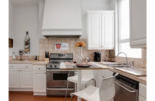 Medical District House | Downtown Memphis Queen's Library with balcony Apt 201