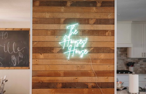 Bentonville House | Downtown, museums, MTB, & more! 4BR/3.5BT, pickleball, basketball, & game room!