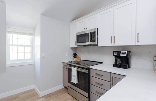 Yachting Village House | Downtown Newport Penthouse