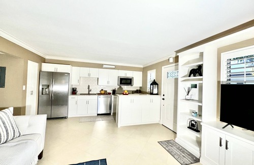 Old Naples Condo | Downtown "old" Naples, walking distance to beach, restaurants & shops