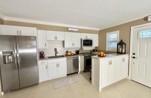 Old Naples Condo | Downtown "old" Naples, walking distance to beach, restaurants & shops