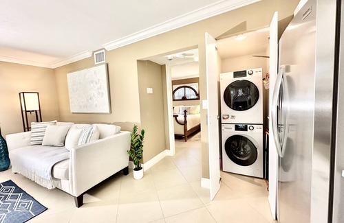 Old Naples Condo | Downtown "old" Naples, walking distance to beach, restaurants & shops