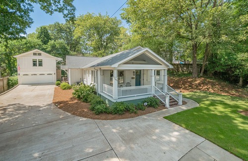 Oxford Apartment | Downtown on South Lamar Walk to the Square and Campus