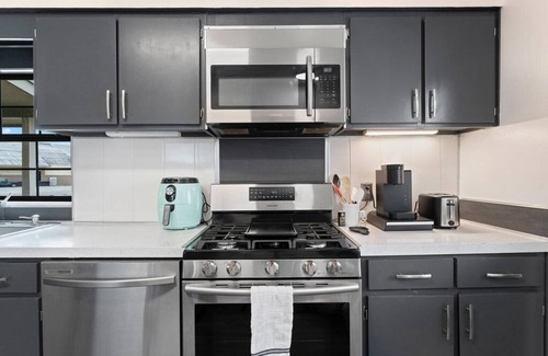 South Pensacola House | 🌟Downtown Pensacola Getaway!🌟 Fenced in yard for fur babies!