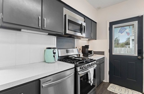 South Pensacola House | 🌟Downtown Pensacola Getaway!🌟 Fenced in yard for fur babies!