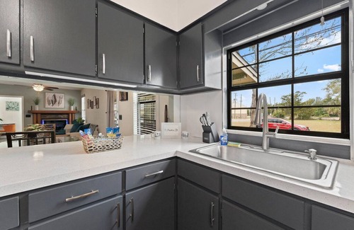 South Pensacola House | 🌟Downtown Pensacola Getaway!🌟 Fenced in yard for fur babies!