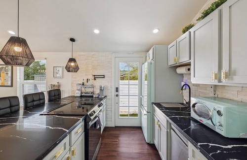 Garfield House | Downtown Phoenix Modern Retreat Unit A-nWalkable, Private & Modern