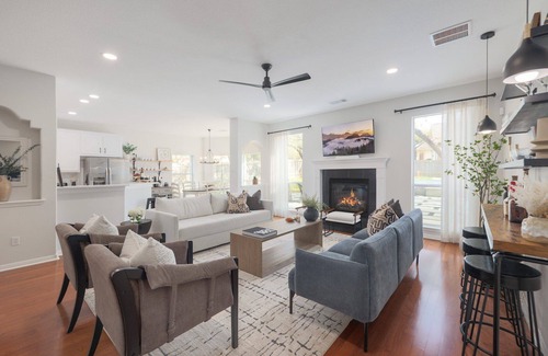 The Hielscher House | DOWNTOWN | POOL | HOT TUB | Pool Table | Poker Table | Fire Pit | 14 Queen Beds