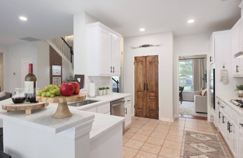 The Hielscher House | DOWNTOWN | POOL | HOT TUB | Pool Table | Poker Table | Fire Pit | 14 Queen Beds