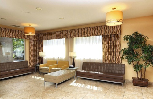 Rio Grande Hotel | Downtown Retreat Perfect for Families & Pets l 2 Rooms + Sauna, Pool & Breakfast