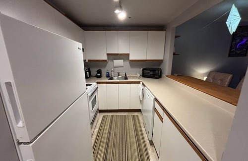 South End Apartment | Downtown Retreat – Studio + included parking