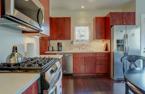 Hood River House | Downtown, River View, A/C, Stay for a Month! Great Rates!