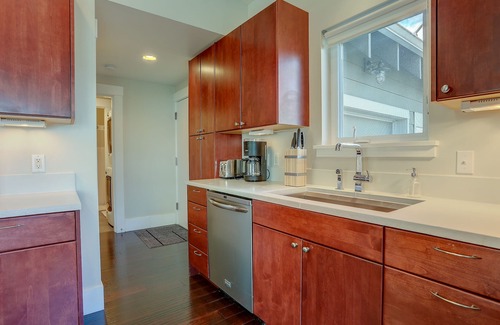 Hood River House | Downtown, River View, A/C, Stay for a Month! Great Rates!