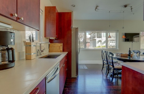 Hood River House | Downtown, River View, A/C, Stay for a Month! Great Rates!
