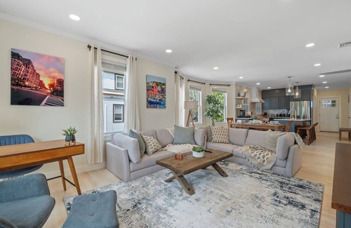 Salem Apartment | Downtown Salem Gem: 3BR, Patio & Easy Parking