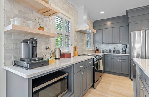 Salem Apartment | Downtown Salem Gem: 3BR, Patio & Easy Parking