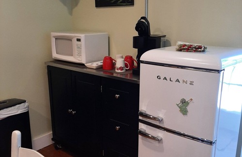 Sparta Apartment | Downtown studio apartment walking distance to restaurants and shops