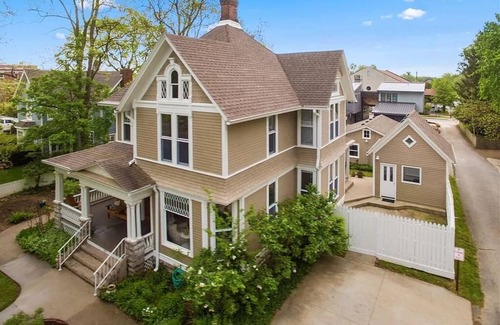 Downtown House | Downtown Victorian Home - 1 Block from the Bentonville Square