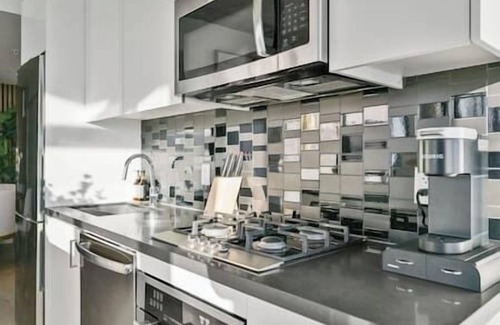 Beltline Apartment | Downtown Views | Gym | UG Park | Interior Designed