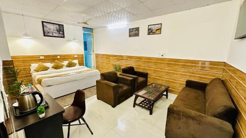 Sector 27 Hotel | DR White House - Noida Sector 18