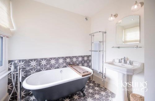 Henley House | Dragon Court - 4 Beds with Terrace Garden