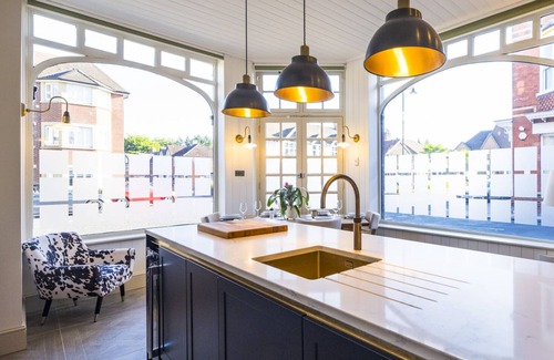 Henley House | Dragon Court - 4 Beds with Terrace Garden