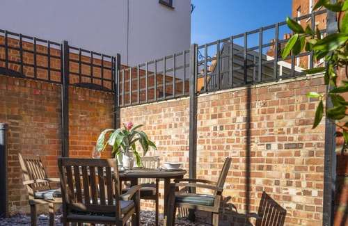 Henley House | Dragon Court - 4 Beds with Terrace Garden