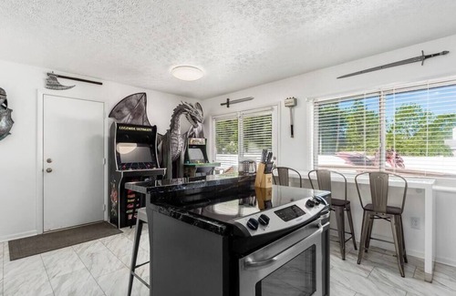 Westerville House | ★Dragon’s Lair★Private Home w/Arcade & Minigolf★